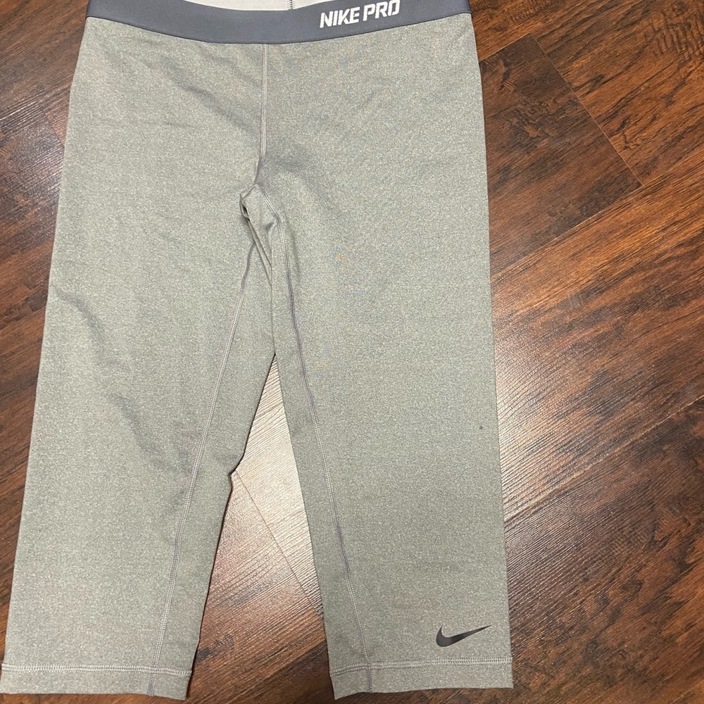 Nike Pro  XL gray Capri leggings